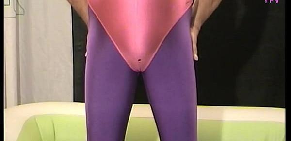  Im Catsuit (Spandex-Anzug) Wichsen, Pissen, Pee und Duschen